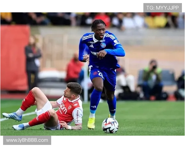 切尔西官宣签下斯特拉斯堡中卫马马杜萨尔长约至2033年加盟