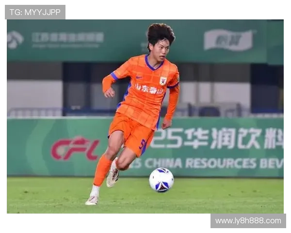 泰山B队中乙比赛人气爆棚赛后球员通道现场被挤得水泄不通盛况再现