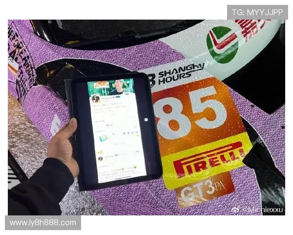 王一博赛车遇积水失控撞护栏所幸速度可控旋转数圈仍平安无大碍了