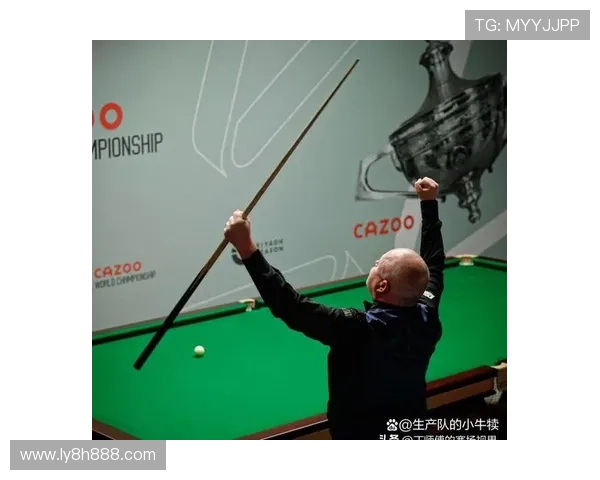 马丁场边大腿颠球炫技引热议斯卡洛尼摇手指示意克制当场气氛微妙