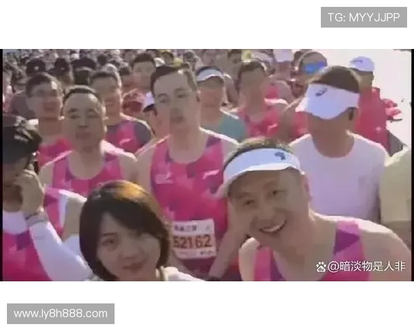 马拉松亲密事件摄影师直言不敢看评论：被舆论推着走让人感到恐惧